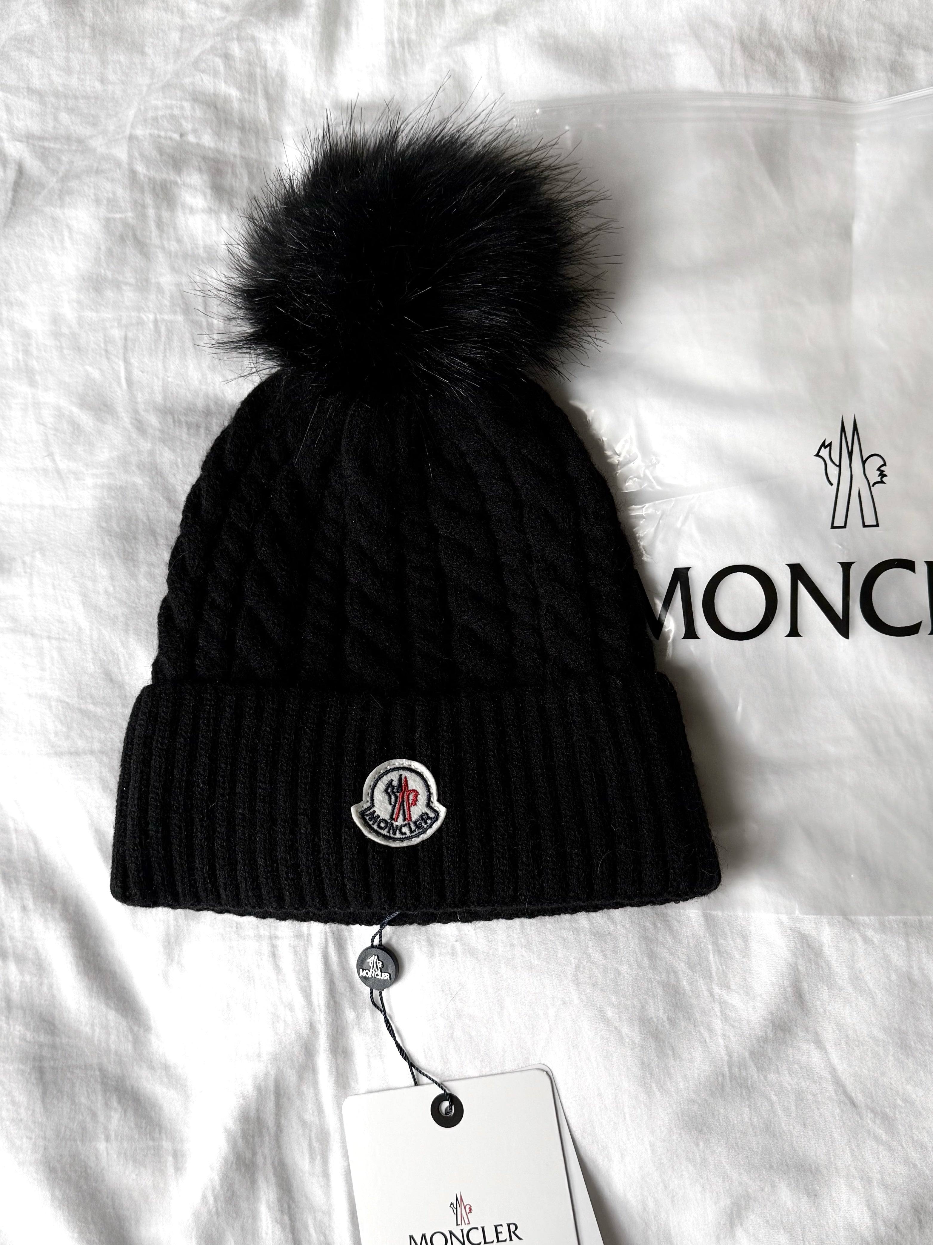 BONNET NOIR À POMPON*
