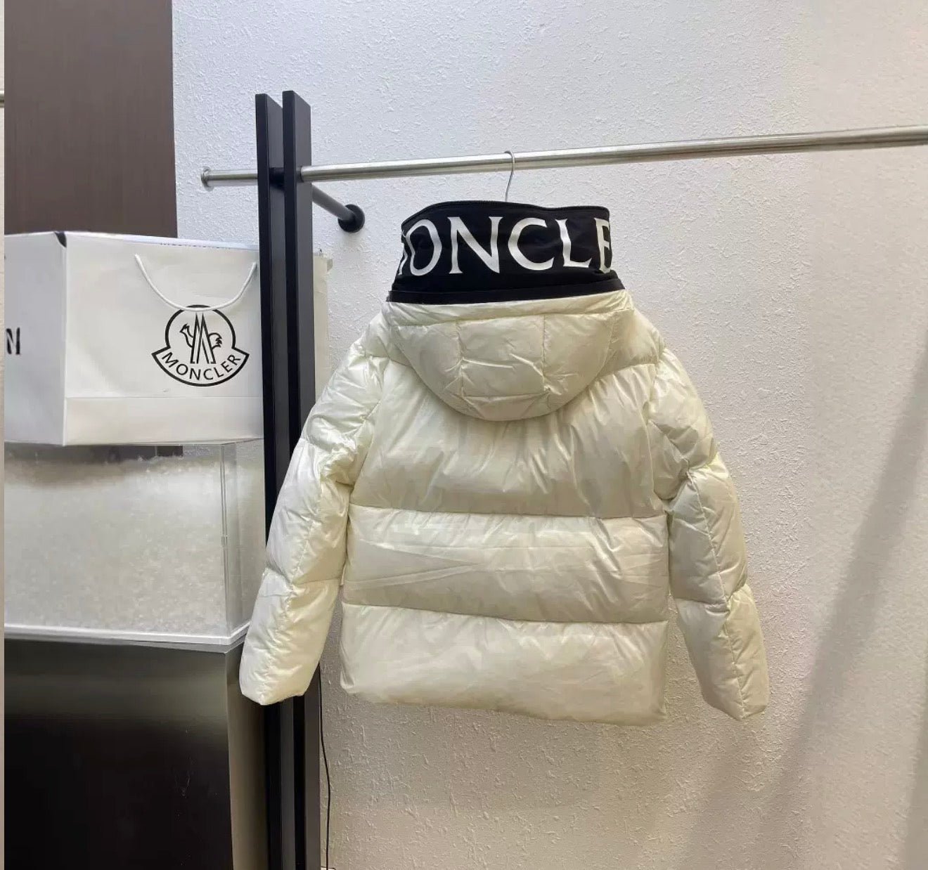 M LETTER COAT WHITE