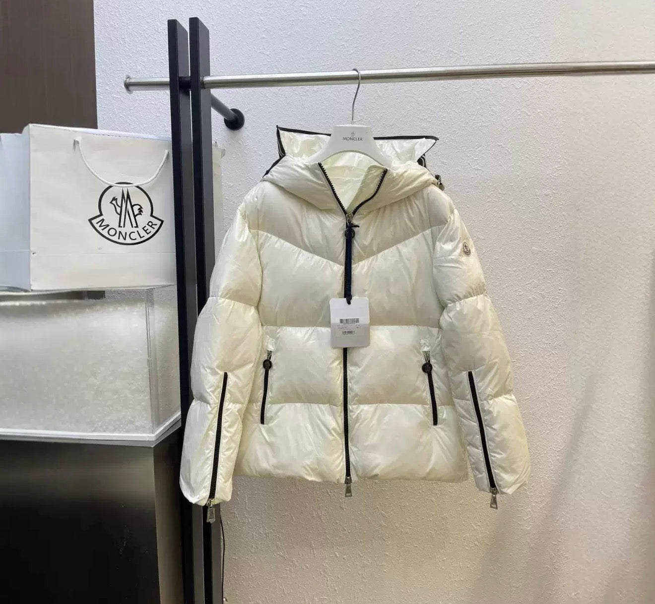 M LETTER COAT WHITE