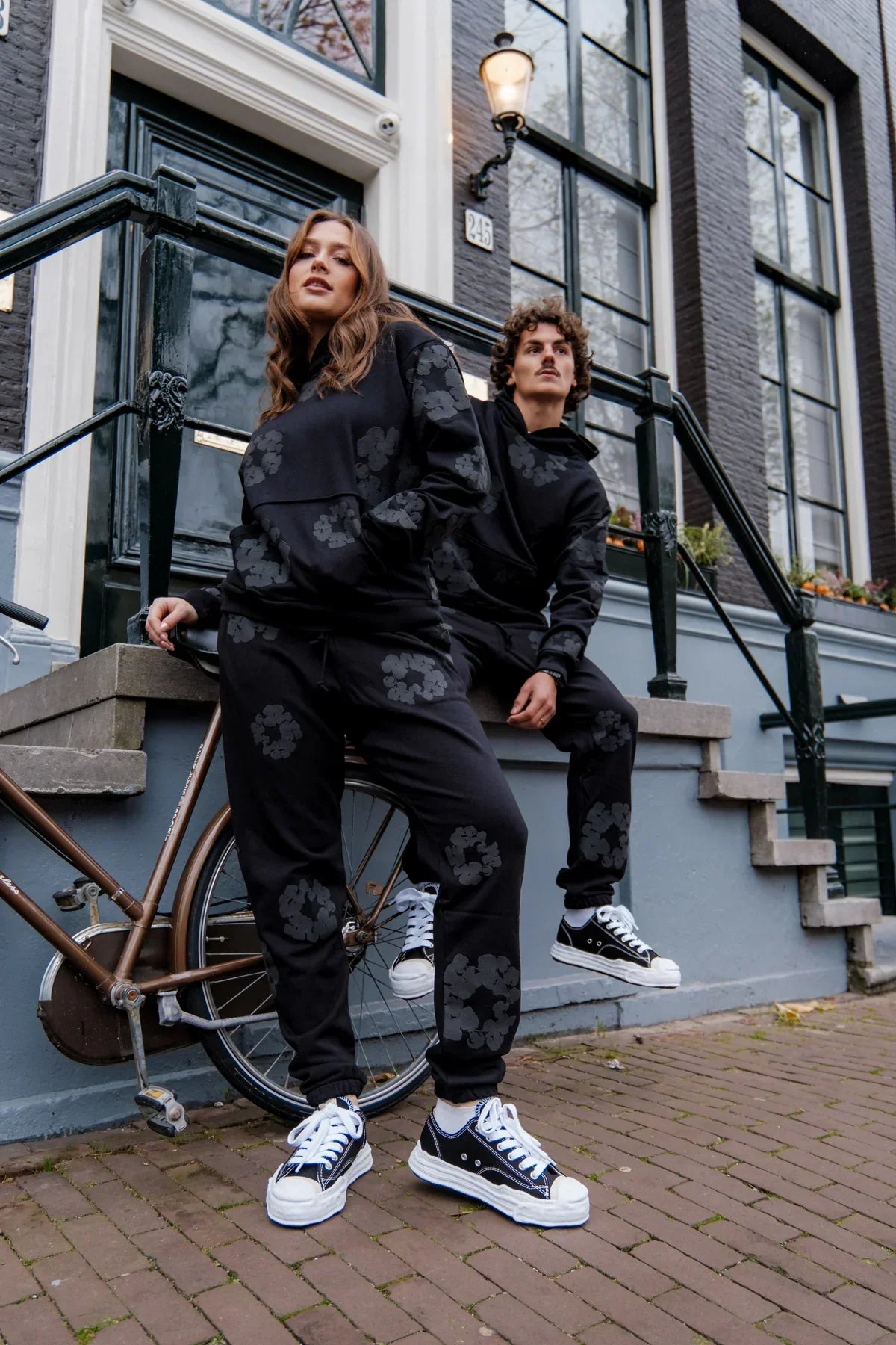 DT THE COTTON WREATH HOODIE BLACK MONOCHROME