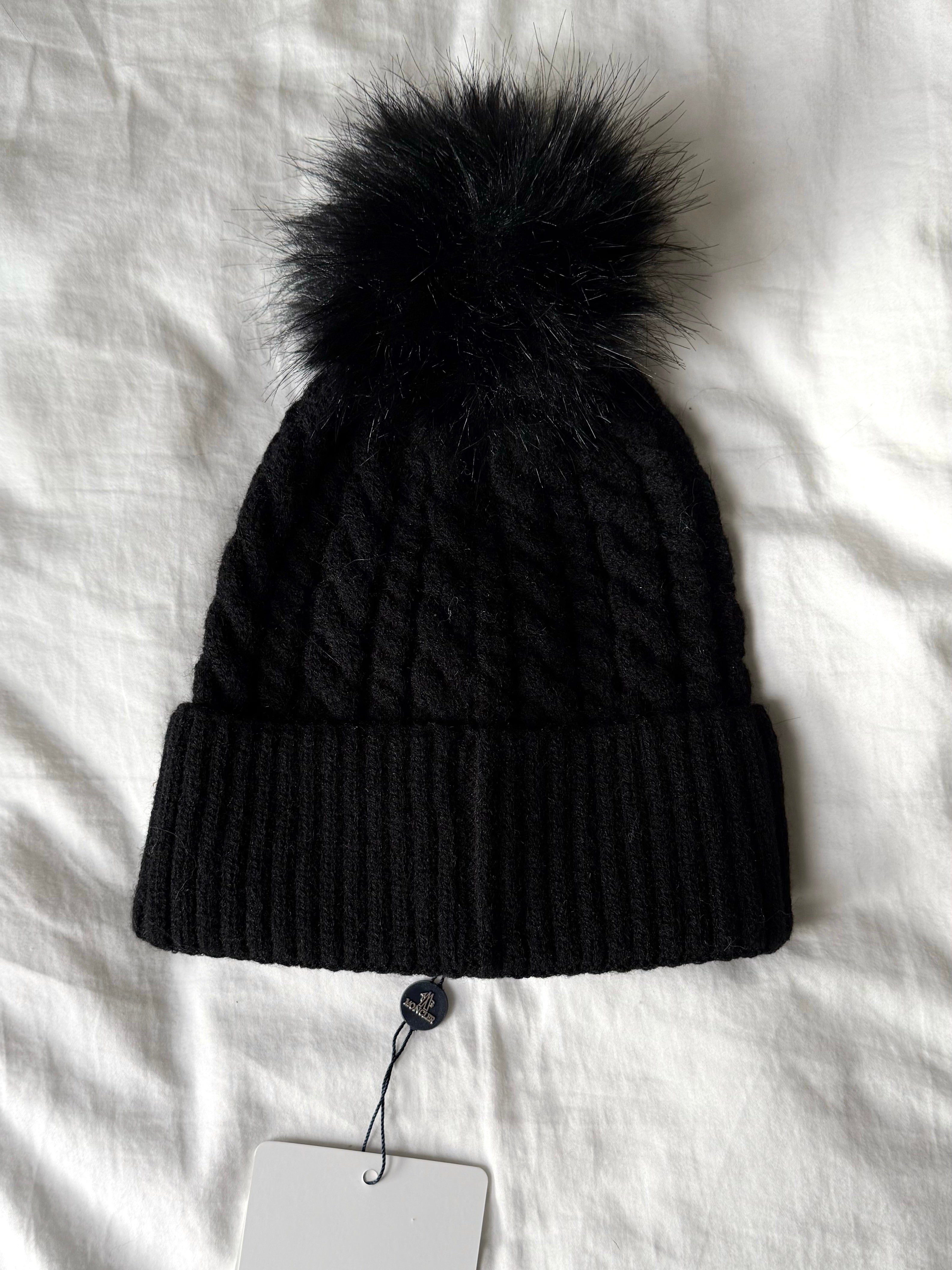 BONNET NOIR À POMPON*