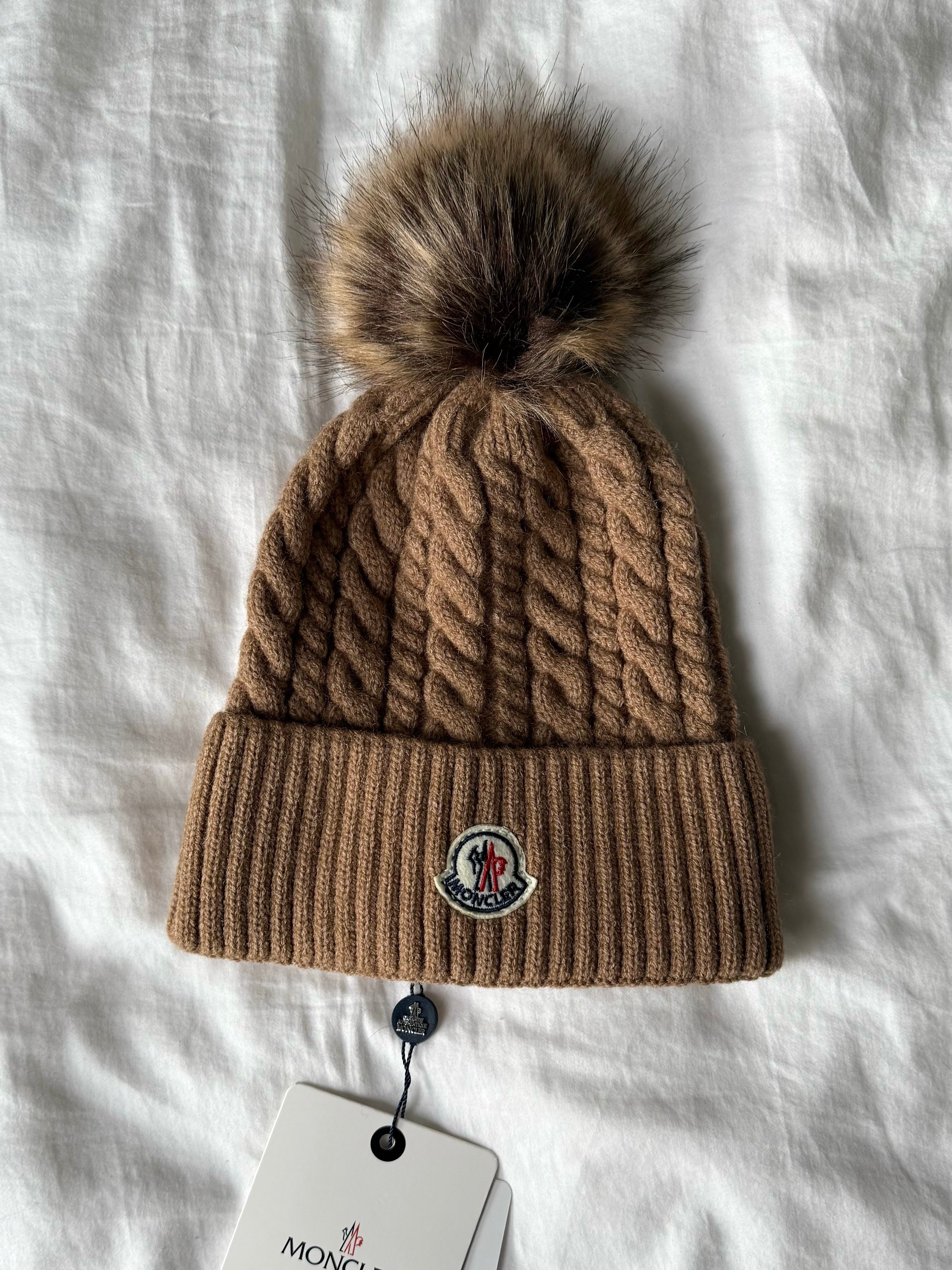 BONNET MARRON À POMPON*