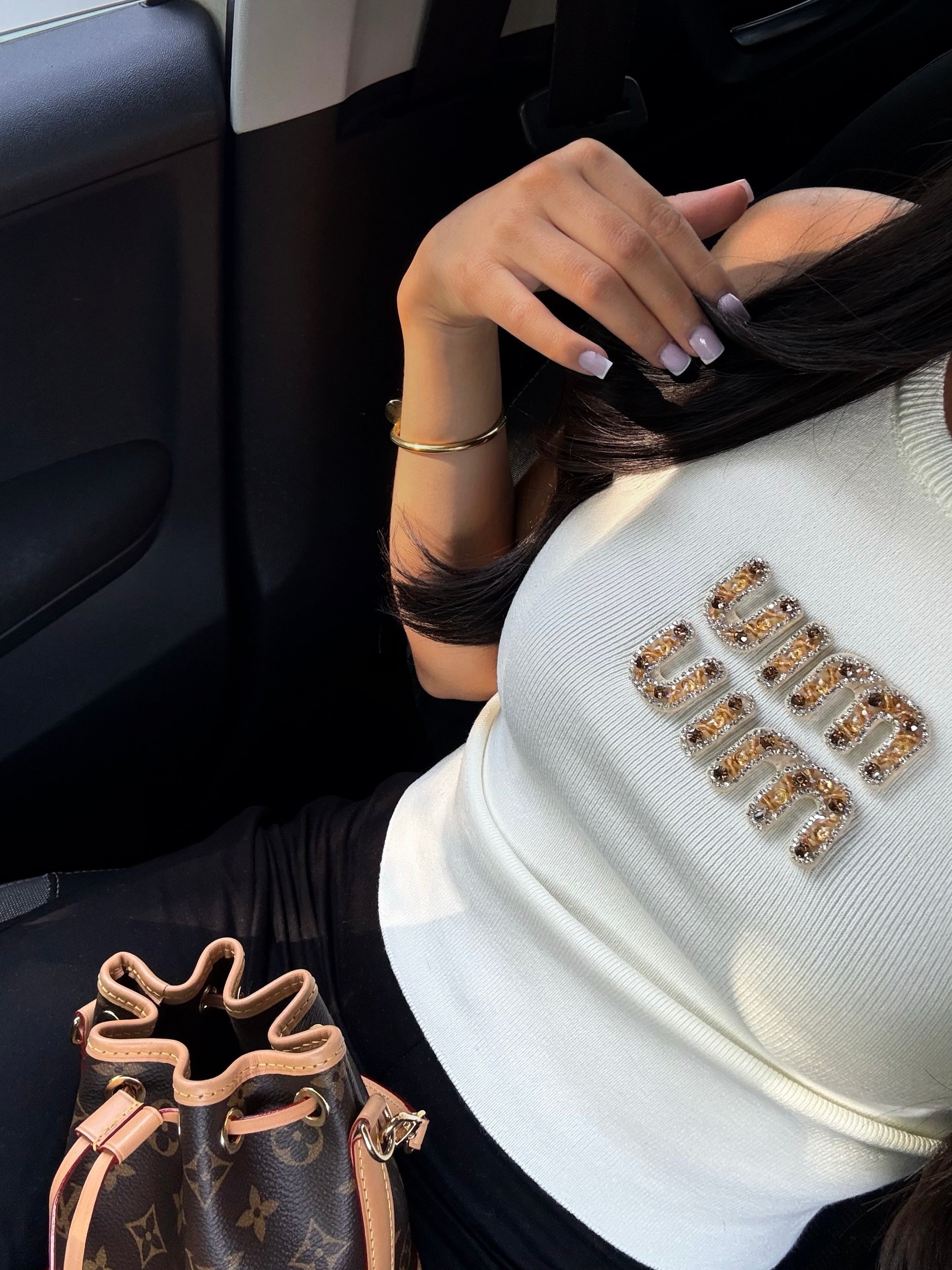 TOP BLANC COTELÉ AVEC LOGO BRODÉ DORÉ
