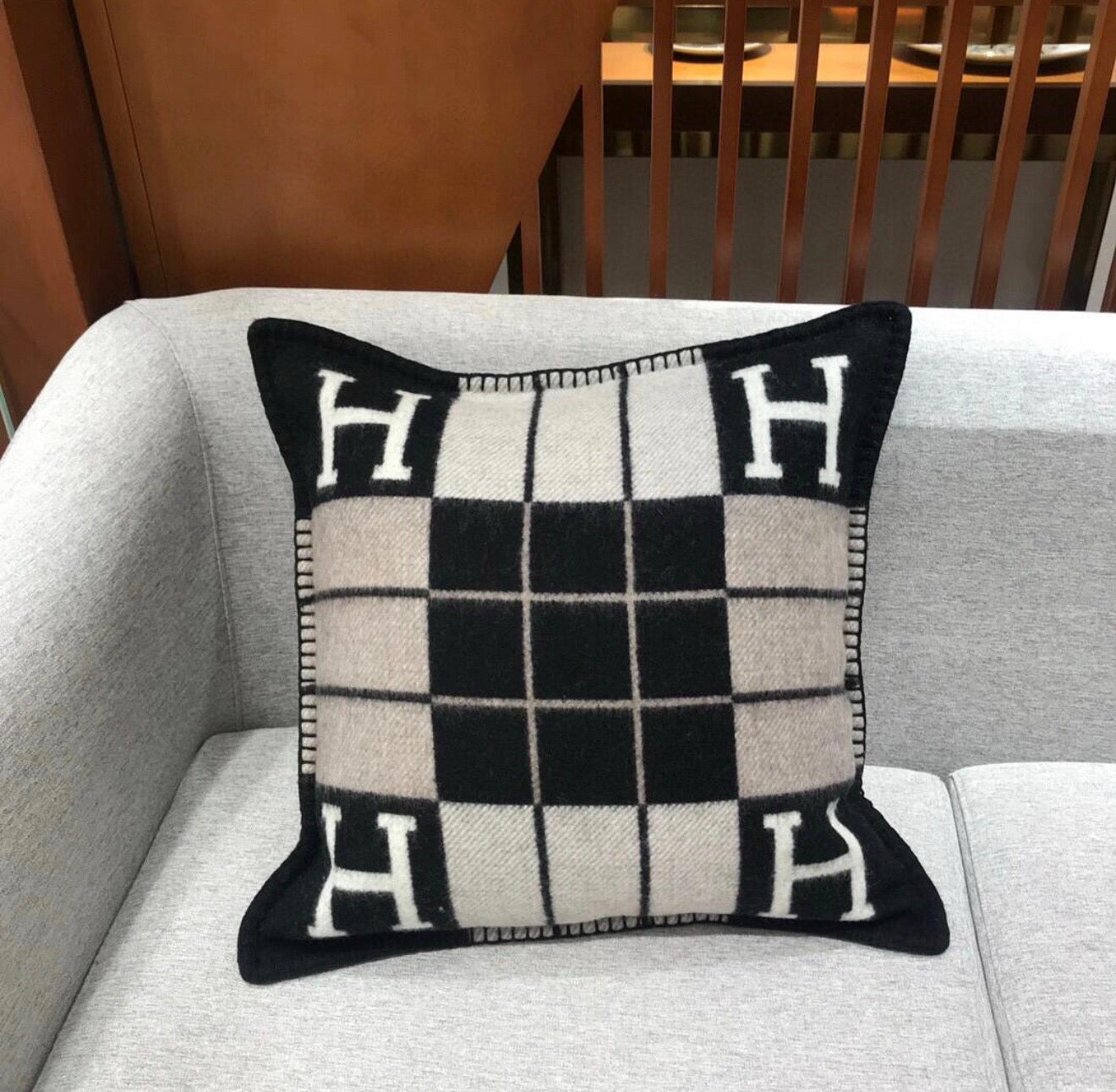 H PILLOW BLACK