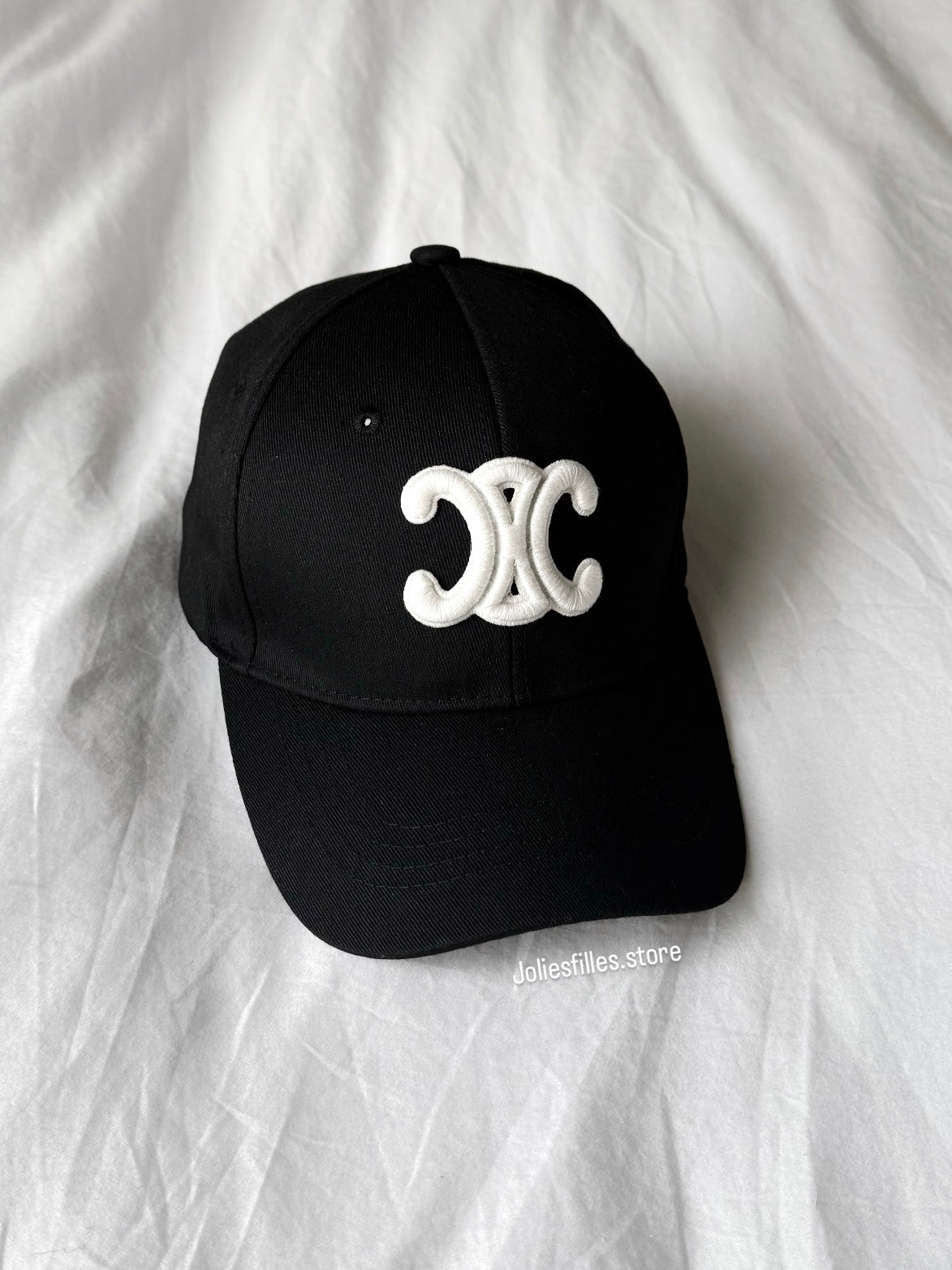 CASQUETTE NOIRE ET BLANCHE (C)*