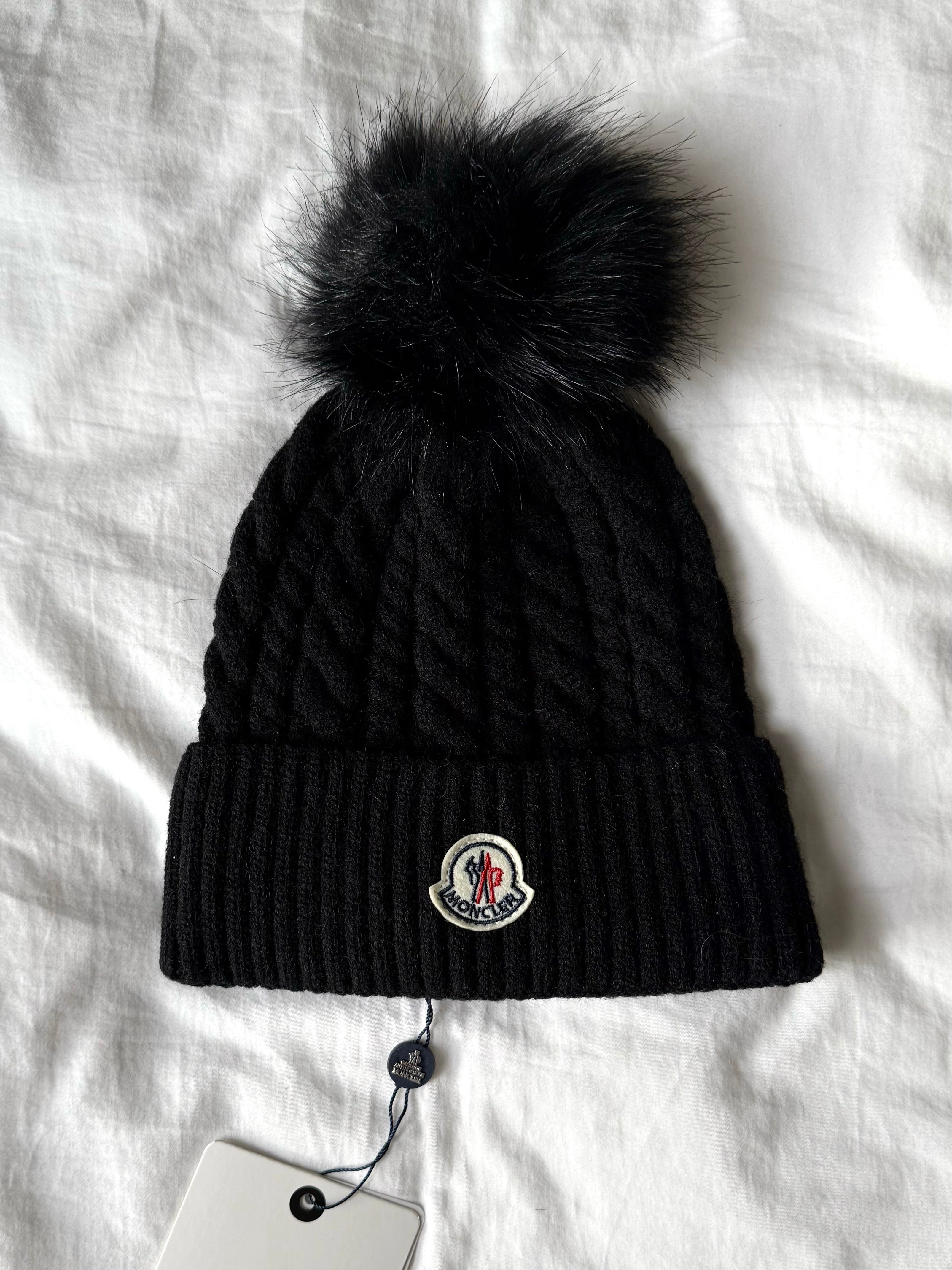 BONNET NOIR À POMPON*