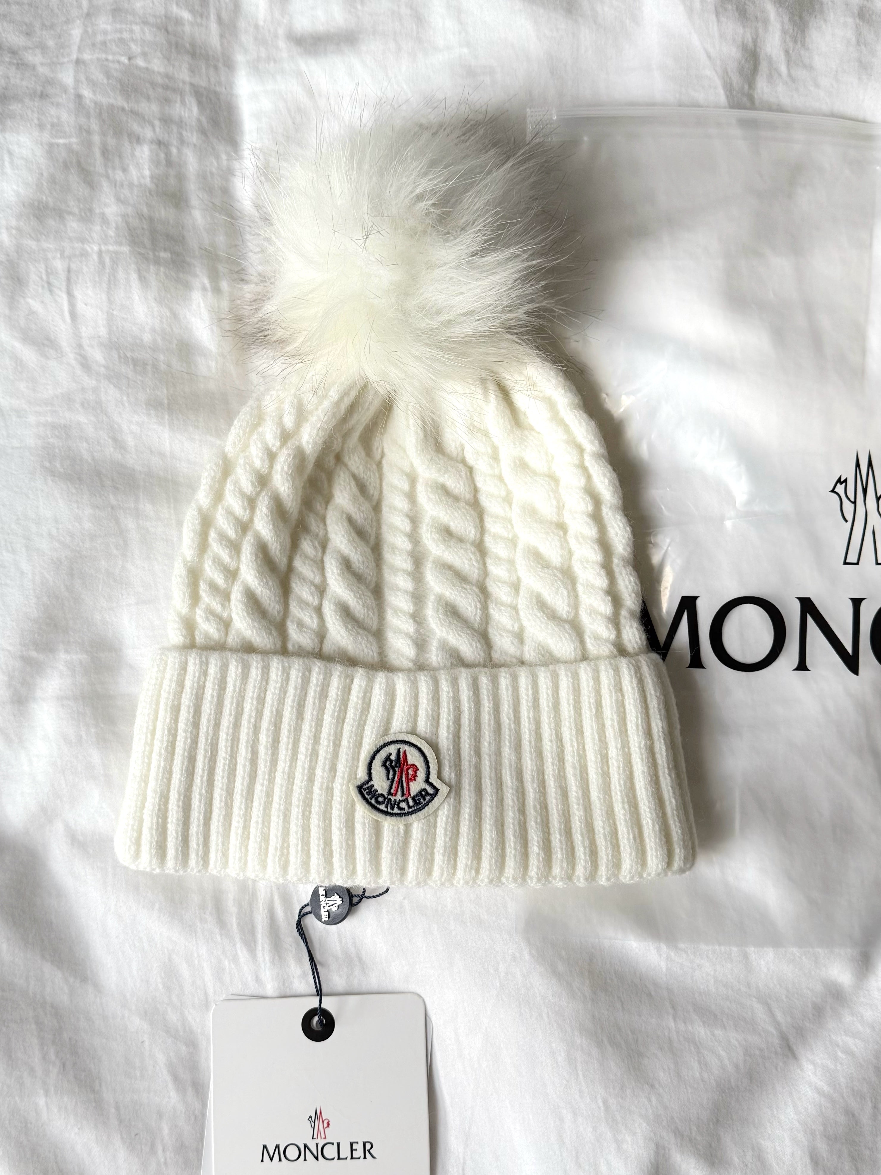 BONNET BLANC À POMPON*