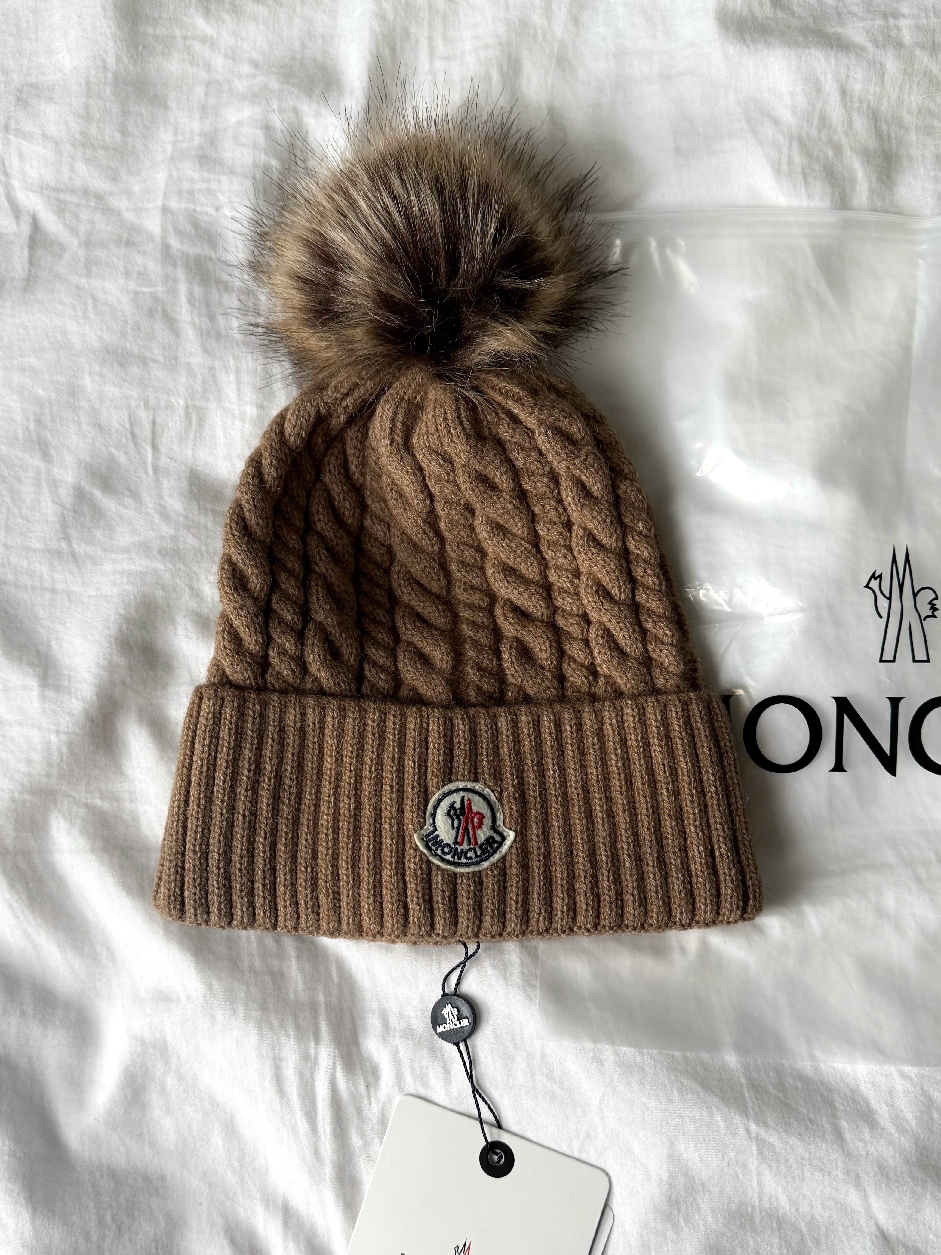 BONNET MARRON À POMPON*