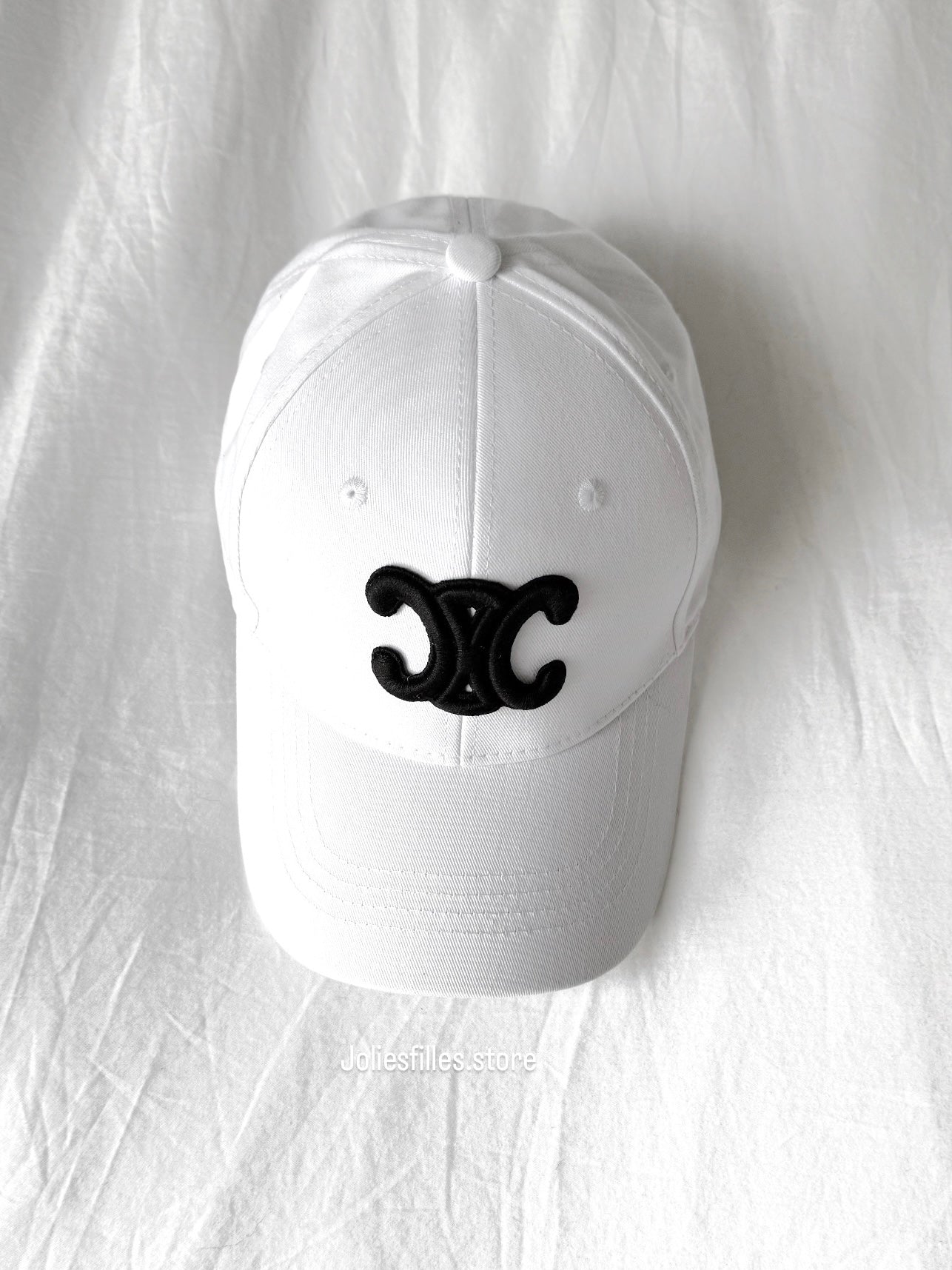 CASQUETTE BLANCHE ET NOIRE (C)*