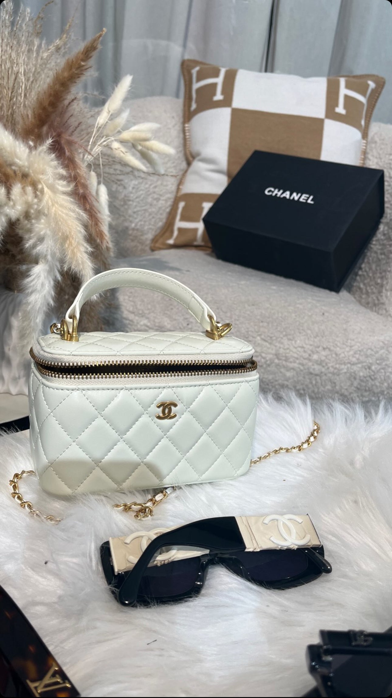 CC vanity white