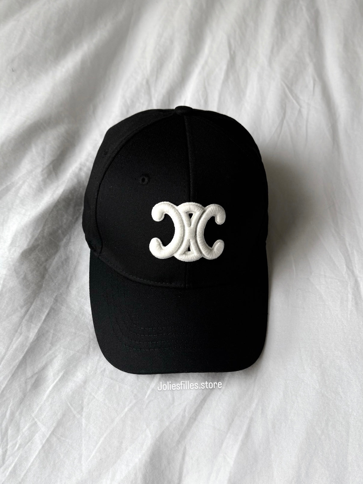 CASQUETTE NOIRE ET BLANCHE (C)*