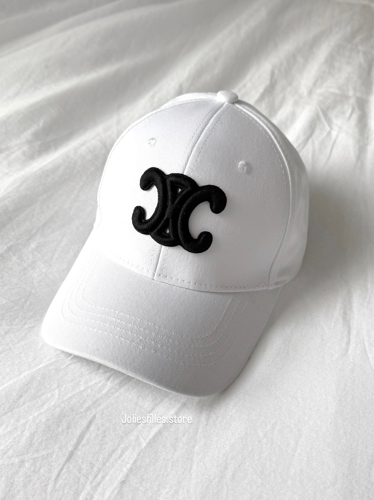 CASQUETTE BLANCHE ET NOIRE (C)*