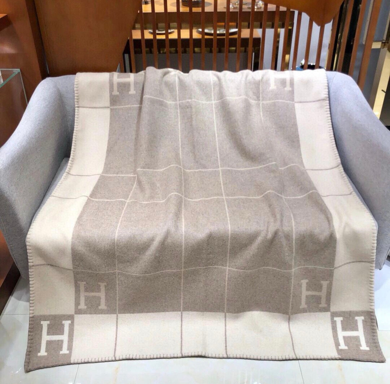 H BLANKET BEIGE