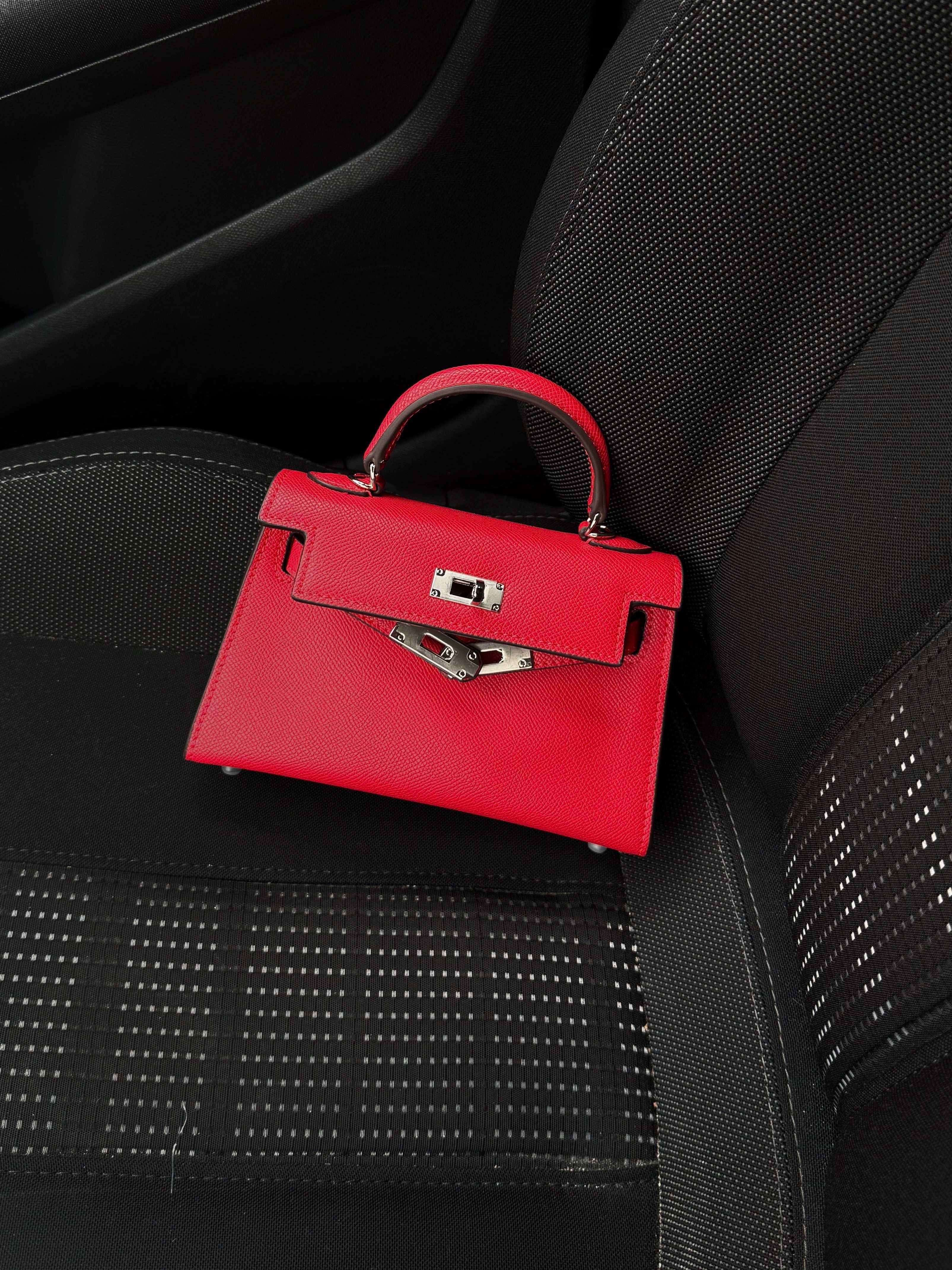 PETIT SAC ROUGE CARPET À BANDOULIÈRE