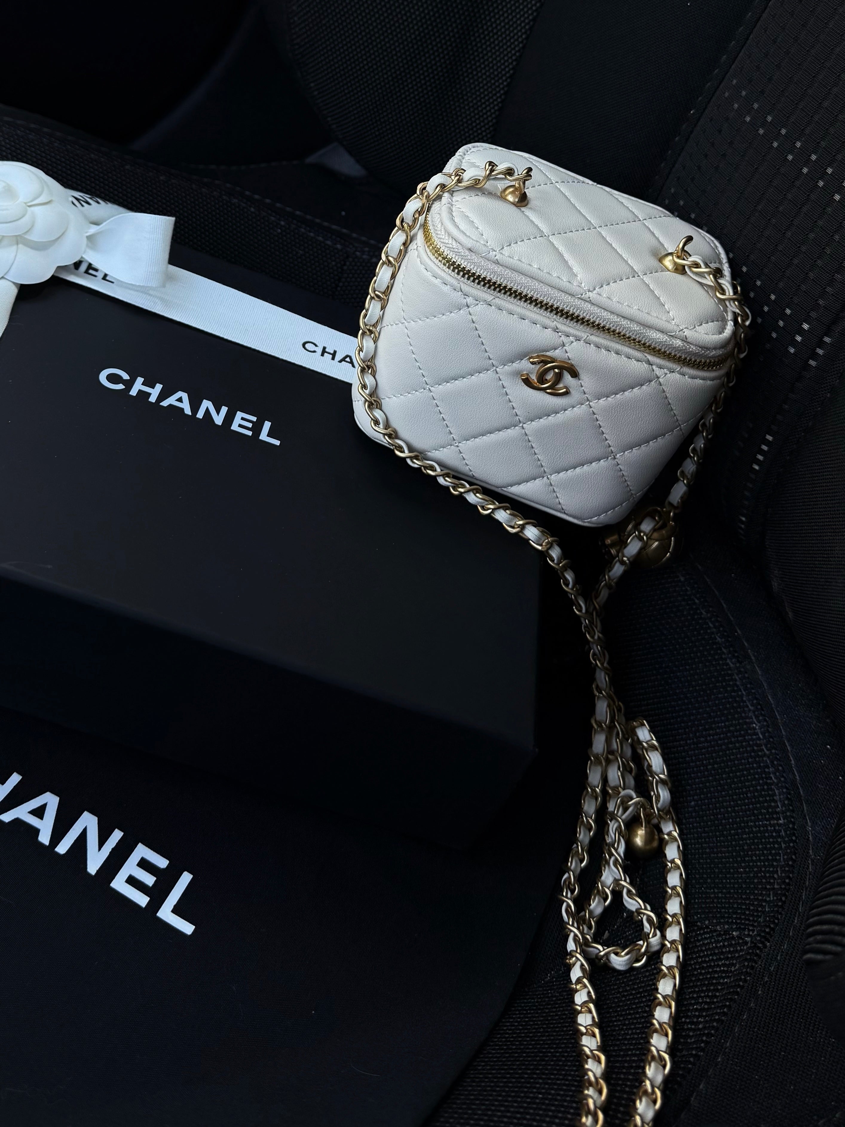 PETIT VANITY BLANC AVEC CHAÎNE*