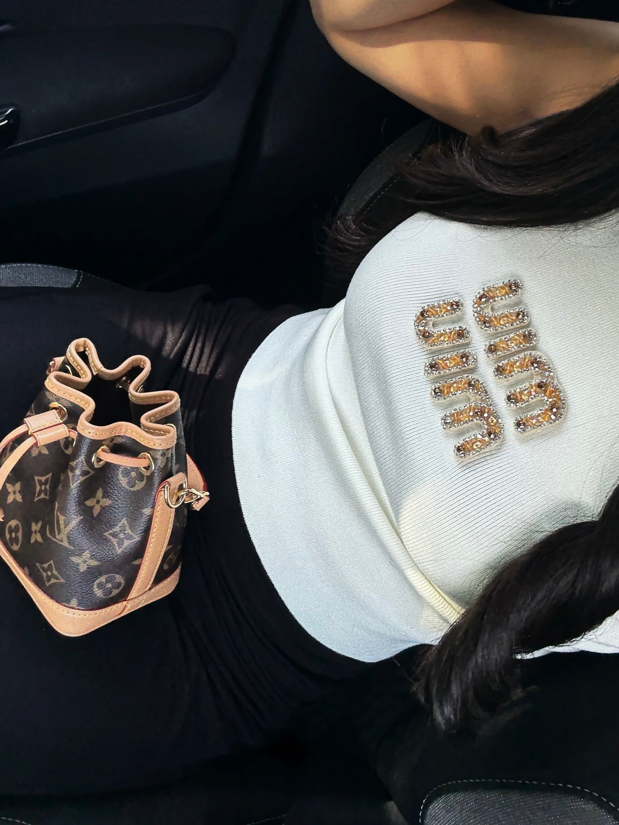 TOP BLANC COTELÉ AVEC LOGO BRODÉ DORÉ